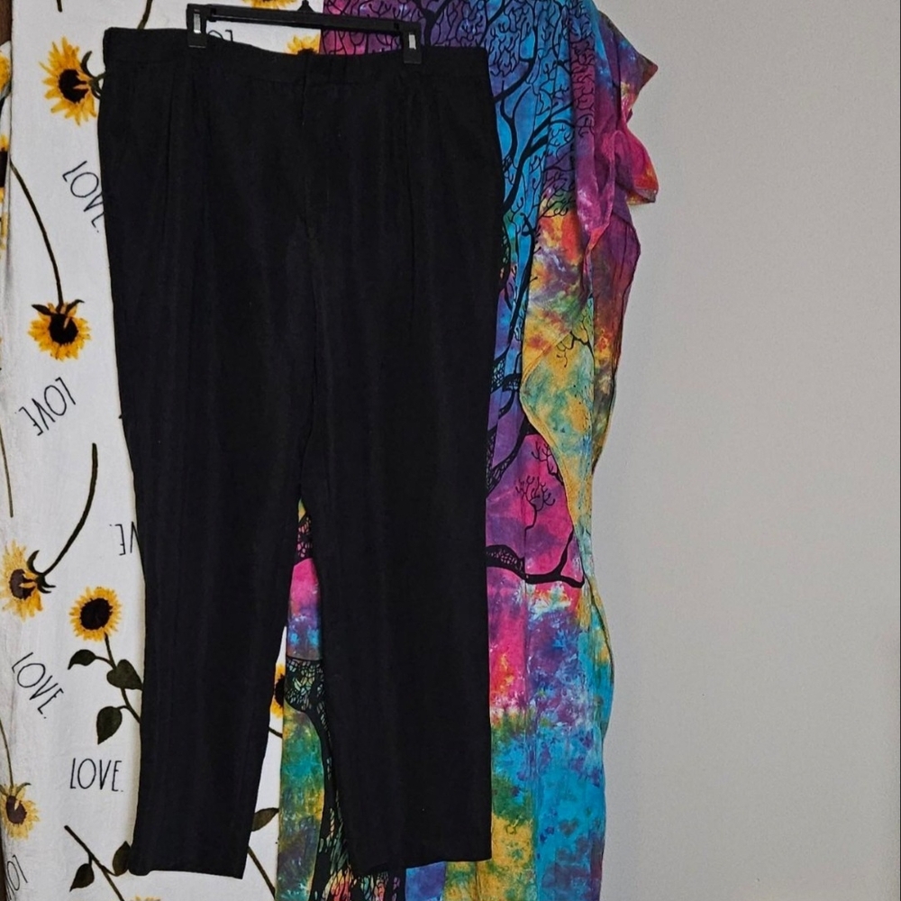 Untied Mens Black Dress pants. Size 42. Tag is fading